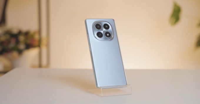 Trên tay Xiaomi Redmi Note 15 5G phiên bản màu xanh Glacier Blue mặt lưng nhám chống bám vân tay