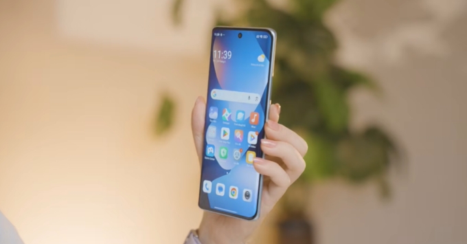 Đánh giá màn hình cong AMOLED 6.77 inch độ phân giải Full HD Plus sắc nét của Redmi Note 15 5G