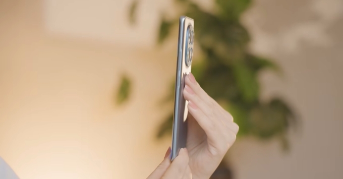 Đánh giá thiết kế mặt lưng nhựa Polycarbonate mỏng 7.35mm nhẹ 178g kháng nước IP66 trên Redmi Note 15 5G