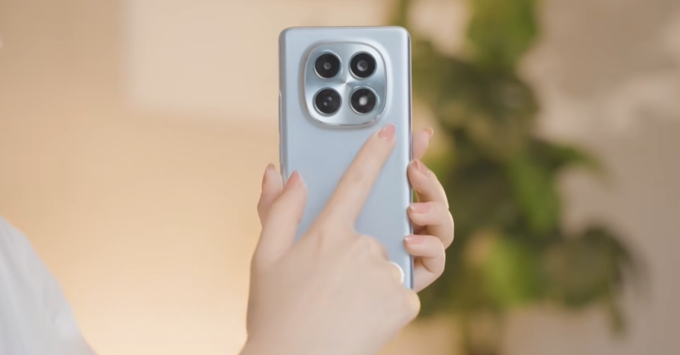 Cụm camera sau Redmi Note 15 5G gồm ống kính chính 108MP có chống rung OIS và camera góc siêu rộng 8MP