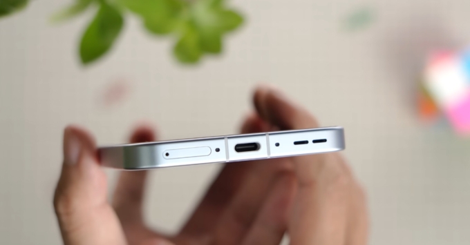Điện thoại OPPO Find X9 Ultra trang bị pin dung lượng lớn, hỗ trợ sạc nhanh SuperVOOC và sạc không dây tiện lợi.
