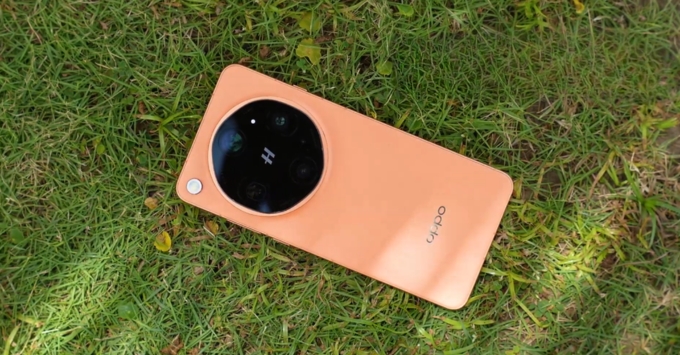 OPPO Find X9 Ultra nổi bật với camera zoom AI, màn hình AMOLED LTPO, chip flagship hiệu năng cao và pin sạc siêu nhanh.