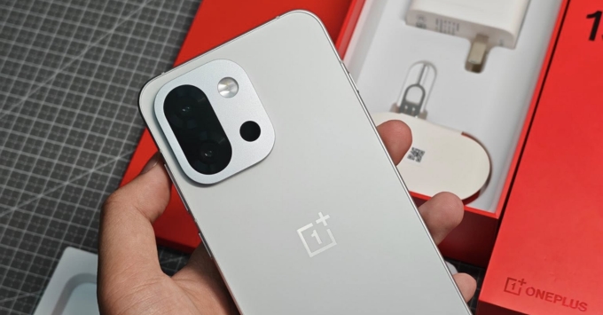 OnePlus 13T Thiết kế nhỏ gọn ôm tay, tích hợp viên pin dung lượng khủng 6260 mAh cùng vi xử lý Snapdragon 8 Elite
