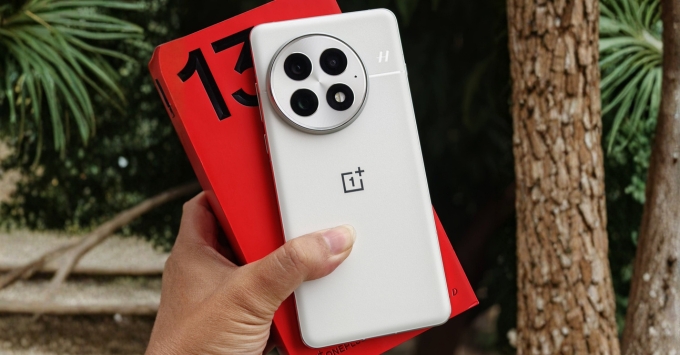 Thiết kế mặt lưng kính nhám sang trọng của điện thoại OnePlus 13 kết hợp khung viền nhôm phẳng tinh tế