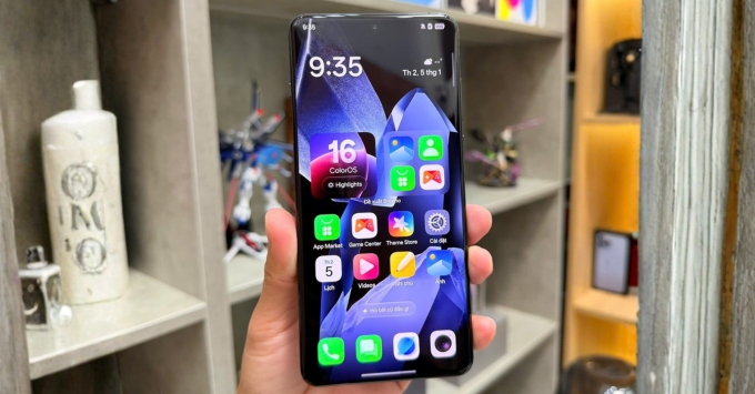 Màn hình cong nhẹ bốn cạnh kích thước lớn 6.82 inch vô cực của siêu phẩm OnePlus 13
