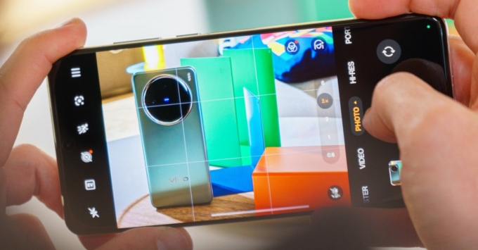 Hệ thống ba ống kính camera sau độ phân giải 50MP tinh chỉnh bởi Hasselblad trên OnePlus 13