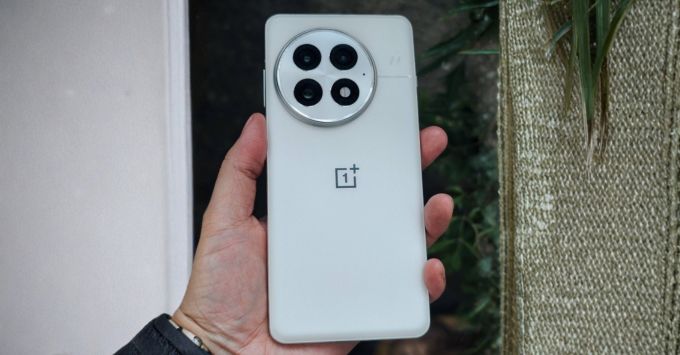 OnePlus 13 phù hợp với khách hàng cần một màn hình lớn rực rỡ để giải trí và hệ thống nhiếp ảnh đỉnh cao tinh chỉnh bởi Hasselblad