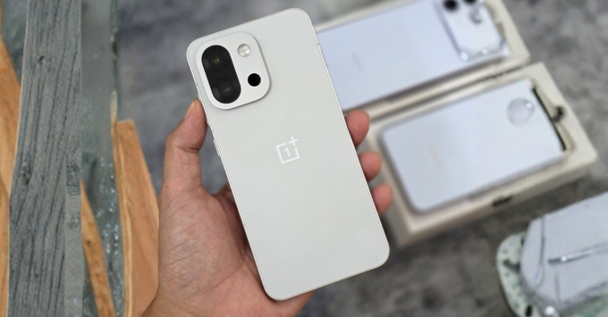 Thiết kế nguyên khối sang trọng của điện thoại OnePlus 13T với mặt lưng kính nhám và khung viền kim loại cao cấp