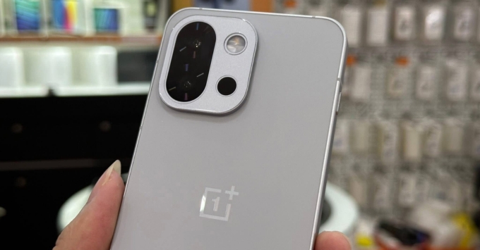 Cận cảnh hệ thống ba camera tinh chỉnh bởi Hasselblad trên điện thoại cao cấp OnePlus 13T