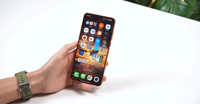 Màn hình OPPO Find X9 Ultra AMOLED 6.82 inch QHD+ 3168×1440, tần số quét 120–144Hz, độ sáng tối đa 1800 nits, hiển thị 10-bit 1.07 tỷ màu, kính Gorilla Glass Victus 2
