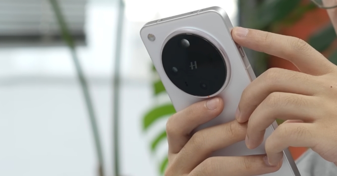 Nên giữ lại OPPO Find X8 Ultra khi bạn ưu tiên trải nghiệm camera Hasselblad thế hệ mới, hiệu năng mạnh mẽ từ chipset Snapdragon 8 Elite, và độ bền cao với tiêu chuẩn IP68/IP69.