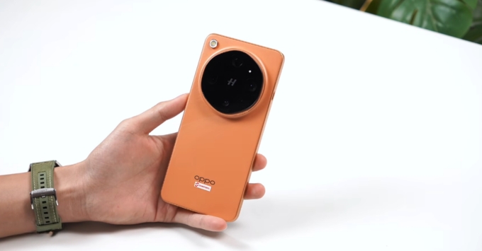 OPPO Find X9 Ultra thiết kế cao cấp mặt lưng kính/da, cụm camera Hasselblad lớn, thân máy mỏng ~8.6–9.1mm, nặng ~235g, chuẩn kháng nước IP68/IP69
