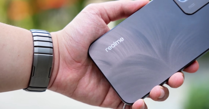 Điện thoại realme C100 sở hữu ngoại hình trẻ trung với cụm camera nổi bật, khung máy cứng cáp, độ mỏng tối ưu cùng chuẩn chống bụi nước cao cấp IP68/IP69 phù hợp cho người dùng yêu thích sự bền bỉ.