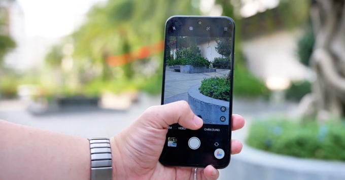 Điện thoại realme C100 sở hữu hệ thống camera AI hiện đại với cảm biến chính 50MP, hỗ trợ chụp đêm, HDR, làm đẹp AI và quay video kép Dual-View tiện lợi cho sáng tạo nội dung.