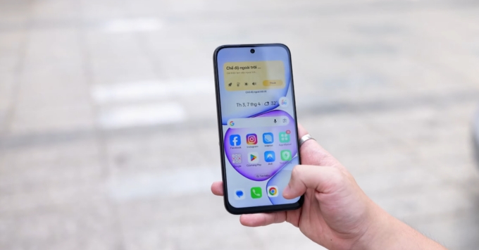 realme C100 trang bị màn hình LCD 6.8 inch HD+ độ phân giải 1570 x 720 pixels, tần số quét 120Hz, độ sáng tối đa 1200 nits, tốc độ lấy mẫu cảm ứng 240Hz và kính cường lực ArmorShell Glass cho trải nghiệm hiển thị mượt mà.