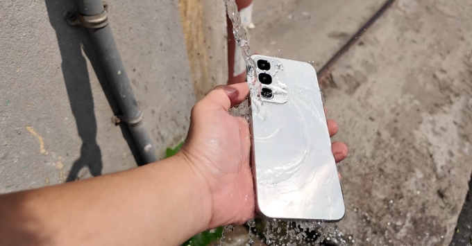 Điện thoại realme C100 sở hữu thiết kế khung cong 2.5D cao cấp, mặt lưng hiệu ứng ánh sáng 3D nổi bật, thân máy dày 8.63mm nặng 219g, đạt chuẩn kháng nước bụi IP66/IP68/IP69 cùng độ bền quân đội MIL-STD-810H.