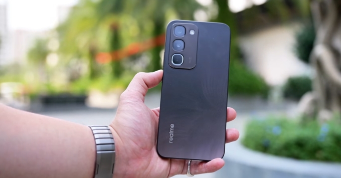 realme C100 gây ấn tượng với thiết kế hiện đại, mặt lưng nhám chống bám vân tay, cạnh viền bo cong cầm nắm chắc tay, đạt chuẩn kháng nước IP69 và độ bền quân đội giúp tăng khả năng chống va đập trong quá trình sử dụng.