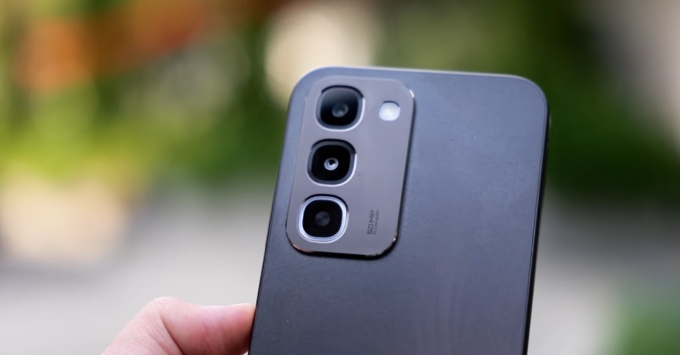 realme C100 tích hợp camera chính AI 50MP khẩu độ f/1.8 hỗ trợ lấy nét tự động AF, camera selfie 8MP, hỗ trợ chụp chân dung, chụp đêm, quay video kép Dual-View, quay phim Full HD 1080p và nhiều chế độ AI thông minh.