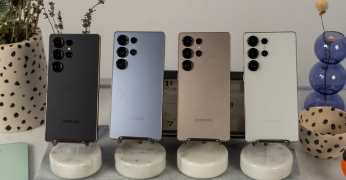 Điện thoại Galaxy S25 Ultra sở hữu thiết kế khung titan cao cấp, mặt lưng kính sang trọng cùng kiểu dáng vuông vức chuẩn flagship hiện đại.