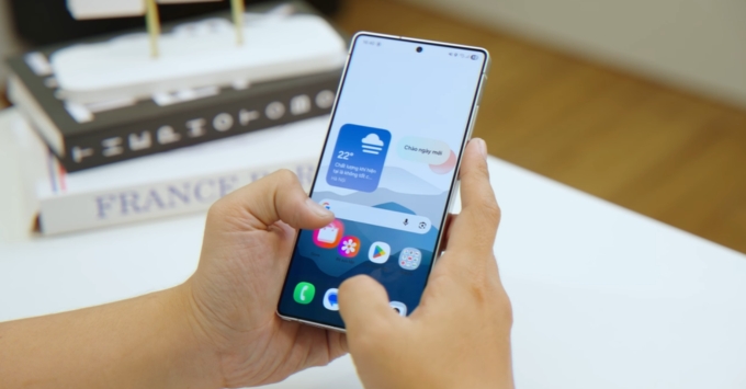 Samsung Galaxy S25 Ultra sở hữu màn hình Dynamic AMOLED 2X 6.9 inch độ phân giải QHD+, hỗ trợ tần số quét 1-120Hz cho trải nghiệm hiển thị siêu mượt.