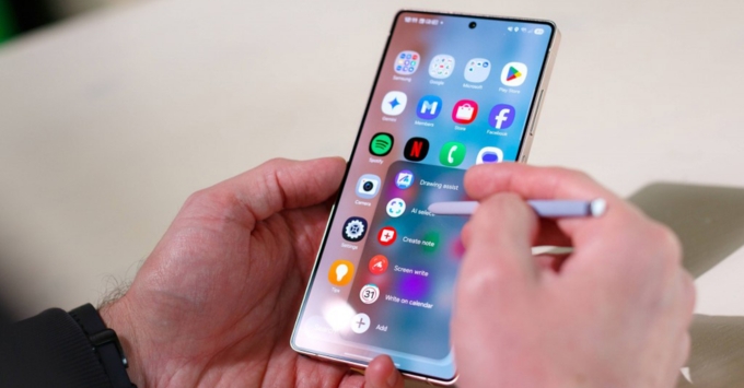Samsung Galaxy S25 Ultra chạy One UI 7 trên nền Android 15, tích hợp Galaxy AI hỗ trợ làm việc và giải trí thông minh hơn.