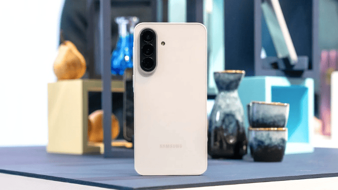 Galaxy A37 trắng tầm trung đẹp không thua flagship.