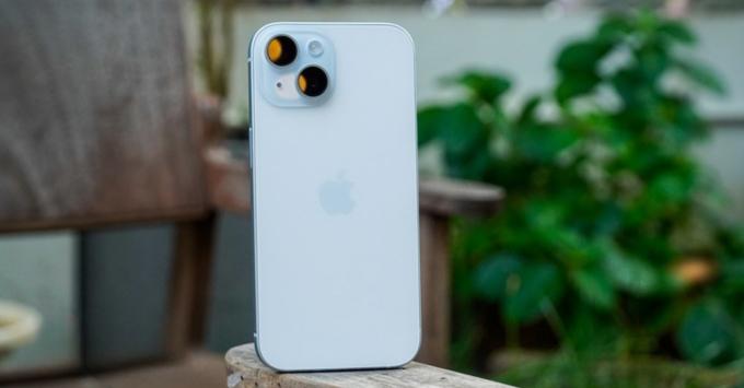 Thiết kế cạnh viền bo tròn và mặt lưng kính pha màu pastel của iPhone 15