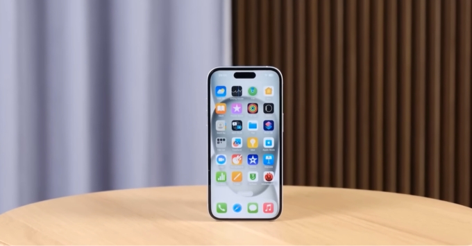 Màn hình Super Retina XDR OLED kích thước 6.1 inch độ sáng cao trên iPhone 15