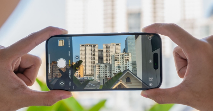 Cụm camera chéo phía sau của iPhone 15 với ống kính chính nâng cấp lên 48MP