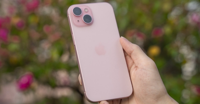 Hãy chọn iPhone 15 nếu bạn ưu tiên sự cân bằng giữa hiệu năng cao, các tính năng hiện đại (như Dynamic Island, cổng USB-C) và mức giá hợp lý hơn so với dòng Pro