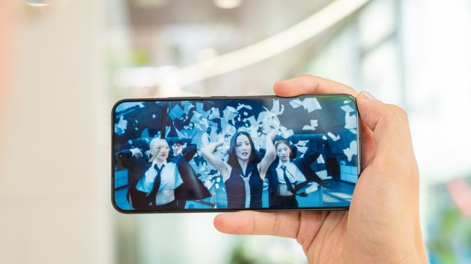 chất lượng hiển thị của Honor Win và Xiaomi 15