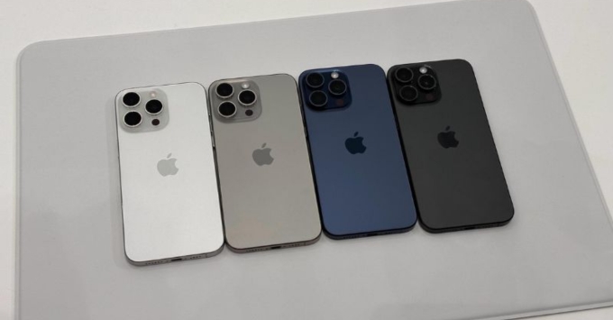 Mặt lưng kính nhám của iPhone 15 Pro Max cũ màu Titan Tự Nhiên