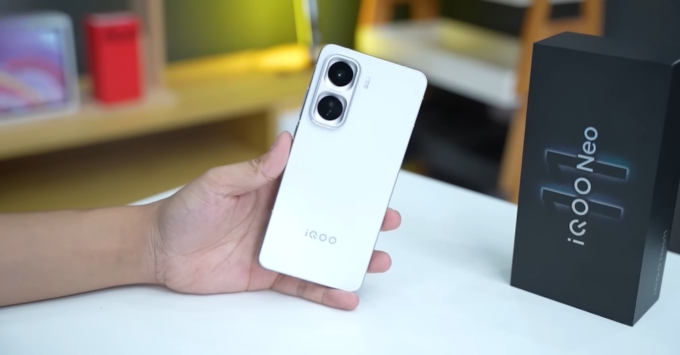 Khung hợp kim nhôm hàng không phẳng mang phong cách hiện đại trên iQOO Neo 11