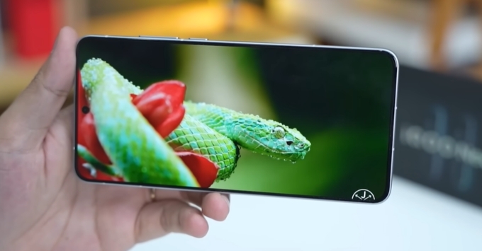 Màn hình LTPO AMOLED kích thước lớn 6.82 inch sắc nét trên iQOO Neo 11