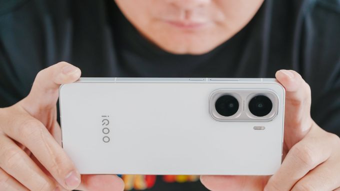 iQOO Neo 11 và Redmi K90 thiết kế