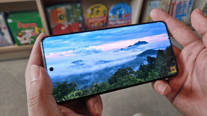 Màn hình Realme GT 7 Pro LTPO AMOLED nổi bật với độ sáng 6000 nits đỉnh cao