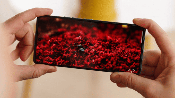 Màn hình Tecno Pova 6 AMOLED 120Hz, màu đen sâu mượt mà