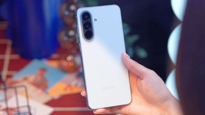 ngoại hình của nubia Neo 5 GT và Samsung Galaxy A57 5G