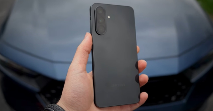 Thiết kế khung viền vuông trẻ trung mặt lưng kính cường lực Gorilla Glass Victus+ của Samsung Galaxy A36