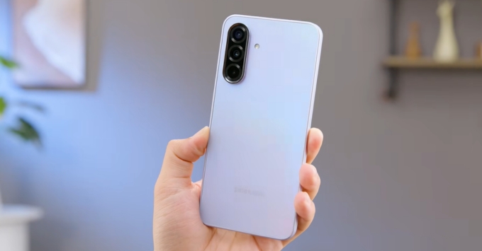 Điện thoại Samsung Galaxy A36 5G với khả năng kháng nước và bụi chuẩn IP67 bền bỉ