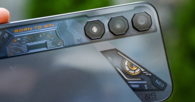 Thiết kế mặt lưng họa tiết Mecha hầm hố chuẩn gaming phone của ZTE Nubia Neo 5