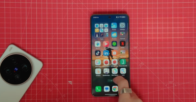 OPPO Find X9 Ultra cũ sở hữu màn hình AMOLED 6.82 inch độ phân giải 2K QHD+ và tần số quét 144Hz