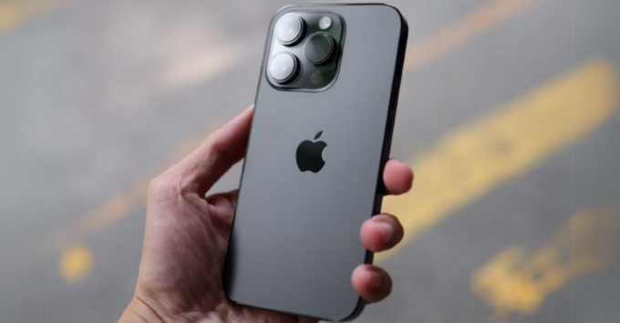 Điện thoại iPhone 16 Pro Max cũ thiết kế khung Titanium cao cấp, mặt lưng kính nhám sang trọng và bền bỉ