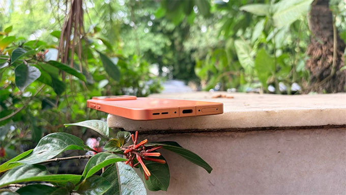 Pin và sạc - 7.025mAh, dùng được 2 ngày