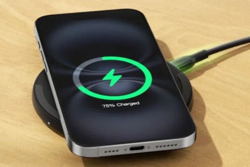Có thể sạc điện thoại bằng sạc không dây và cáp USB cùng lúc không?