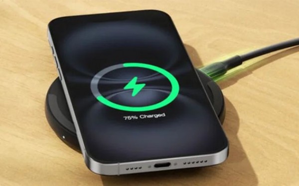 Có thể sạc điện thoại bằng sạc không dây và cáp USB cùng lúc không?