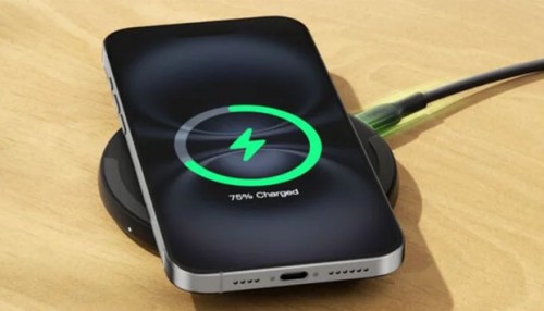 Có thể sạc điện thoại bằng sạc không dây và cáp USB cùng lúc không?