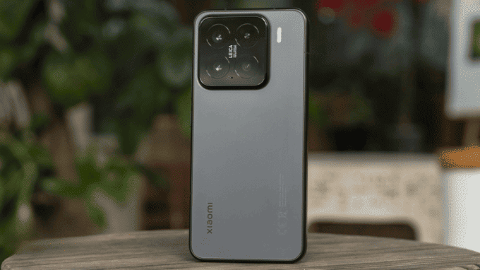 Xiaomi 15 sạc không dây tiện mọi lúc.