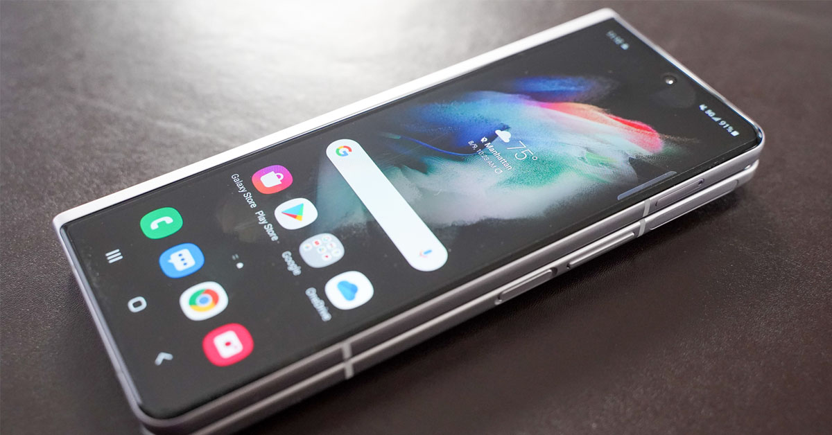 Hình ảnh Galaxy Z Fold 3 đặt cạnh Galaxy Z Fold 4 cho thấy nếp gấp được cải thiện