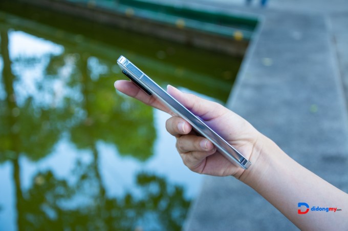 Xiaomi 13 có các phím đặt khá cao nhưng nhờ vào kích thước nhỏ lại khiến cho chúng trở nên hợp lý hơn đáng kể.